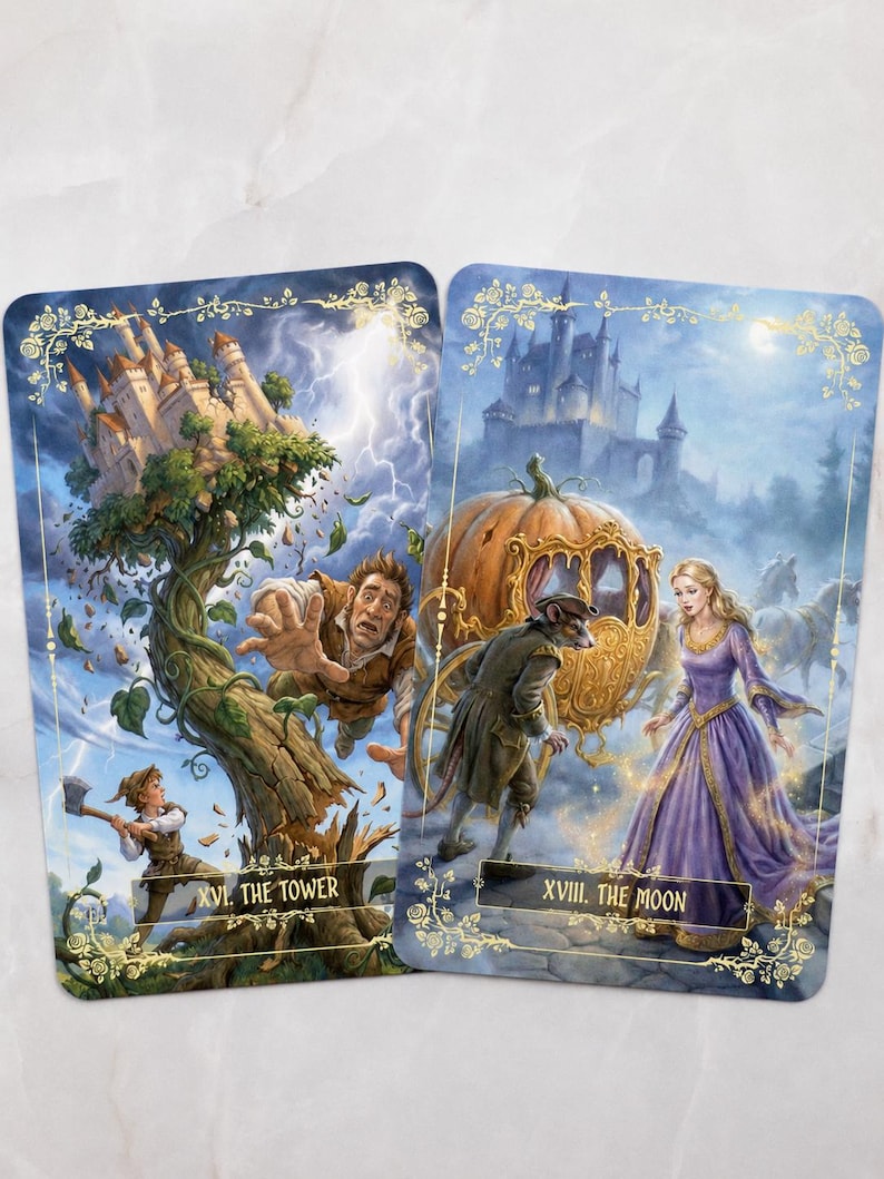 Pu&ograve; includere: Due carte dei tarocchi con illustrazioni fantasy. Una carta mostra una torre colpita da un fulmine, con la scritta "XVI. THE TOWER". L'altra raffigura una donna in abito viola, una carrozza a zucca e il testo "XVIII. THE MOON."