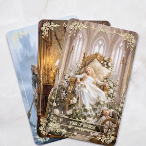 Pu&ograve; includere: Tre carte dei tarocchi con illustrazioni dettagliate. Una carta raffigura una figura in barca, un'altra spade e un candelabro, e la terza mostra una donna in abito bianco su un trono, con la scritta "FOUR OF SWORDS".