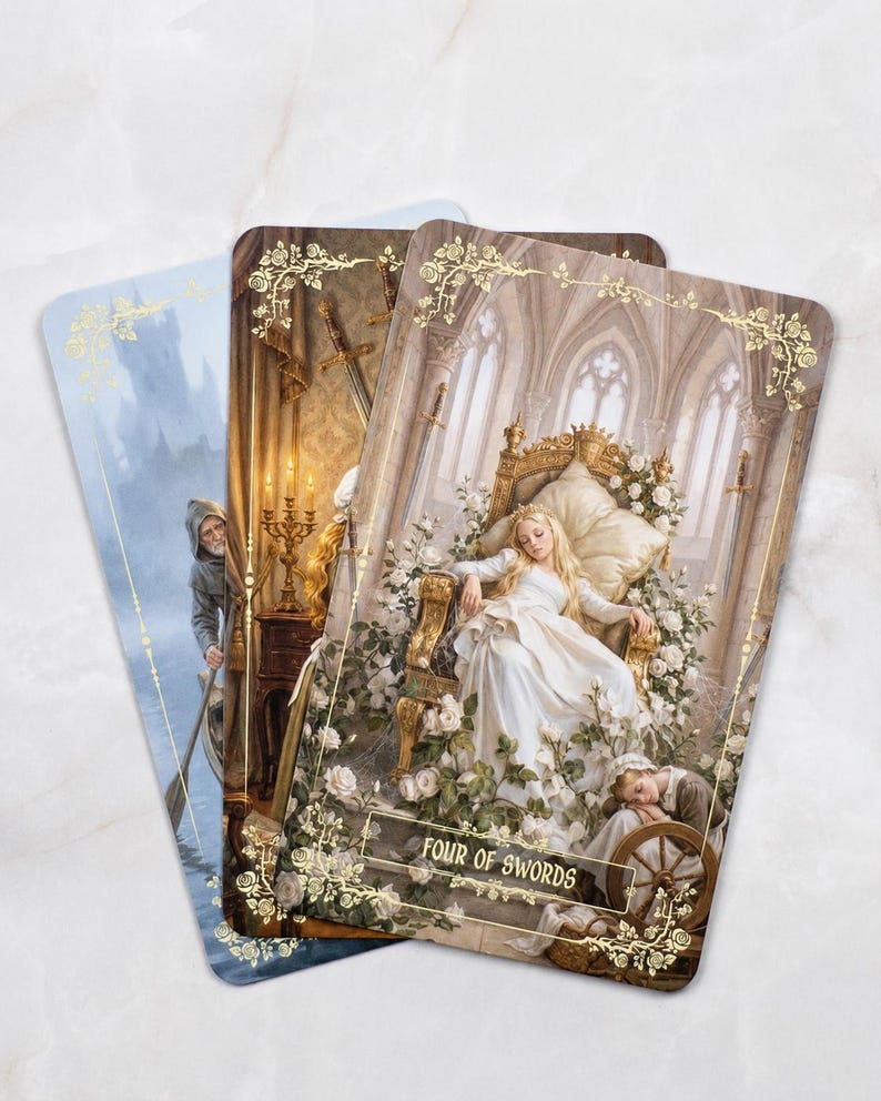 Pu&ograve; includere: Tre carte dei tarocchi con illustrazioni dettagliate. Una carta raffigura una figura in barca, un'altra spade e un candelabro, e la terza mostra una donna in abito bianco su un trono, con la scritta "FOUR OF SWORDS".