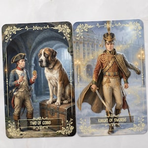 Pu&ograve; includere: Due carte dei tarocchi con illustrazioni dettagliate. Una carta mostra un uomo in abiti storici con un cane, etichettata come "TWO OF COINS". L'altra carta raffigura un soldato con una spada, etichettata come "KNIGHT OF SWORDS". Entrambe le carte hanno bordi floreali ornati.