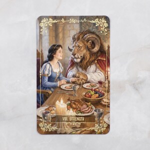 Pu&ograve; includere: Illustrazione di una carta dei tarocchi con una donna in abito blu e una bestia a tavola, circondate da cibo. La carta ha bordi floreali dorati e la scritta "VIII. STRENGTH".