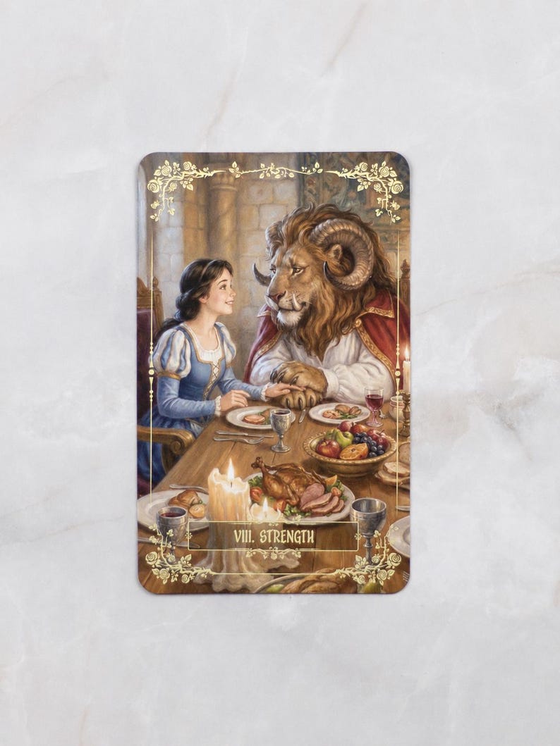 Pu&ograve; includere: Illustrazione di una carta dei tarocchi con una donna in abito blu e una bestia a tavola, circondate da cibo. La carta ha bordi floreali dorati e la scritta "VIII. STRENGTH".