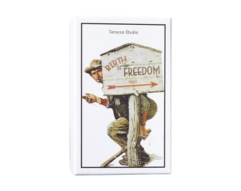 Puede incluir: Una baraja de cartas del tarot con una ilustración de un hombre agachado detrás de un letrero de madera. El letrero dice "Birth of Freedom" con una flecha que apunta hacia la derecha. La baraja está etiquetada como "Tarocco Studio".
