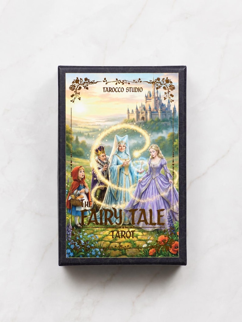 Pu&ograve; includere: Scatola di carte dei tarocchi con un'illustrazione fantasy. La scatola presenta una scena fiabesca con personaggi come Cappuccetto Rosso, una regina e un castello. Il testo "The Fairy Tale Tarot" &egrave; visualizzato.