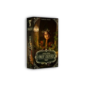 Peut inclure: Un jeu de cartes de tarot intitulé "Forest Creatures" avec un design sombre et orné. La boîte présente une illustration d'une créature de la forêt, avec le texte "Limited Edition" et "Tarot". Le jeu est de Tarocco Studio.