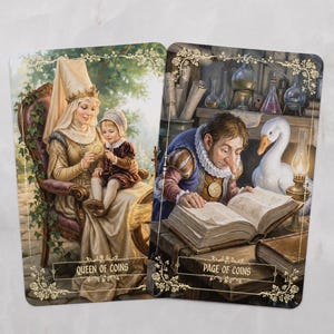 Pu&ograve; includere: Due carte dei tarocchi illustrate. Una mostra una donna e un bambino, etichettata "QUEEN OF COINS". L'altra raffigura un uomo che legge, etichettata "PAGE OF COINS". Entrambe le carte hanno bordi floreali e uno sfondo chiaro.
