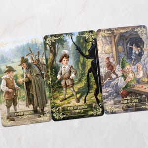 Pu&ograve; includere: Tre carte dei tarocchi con illustrazioni dettagliate. Le carte sono etichettate come "Two of Swords", "Page of Swords" e "Three of Coins". L'opera d'arte raffigura figure in un'ambientazione fantasy, tra cui un ragazzo con una spada e una scena con gnomi.
