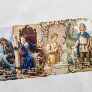 Pu&ograve; includere: Un set di carte dei tarocchi con illustrazioni fantasy. Le carte raffigurano scene con figure in abiti medievali, tra cui una sirena, una regina e un giovane con una capra. Le carte sono etichettate con titoli come "Five of Cups" e "Page of Wands."