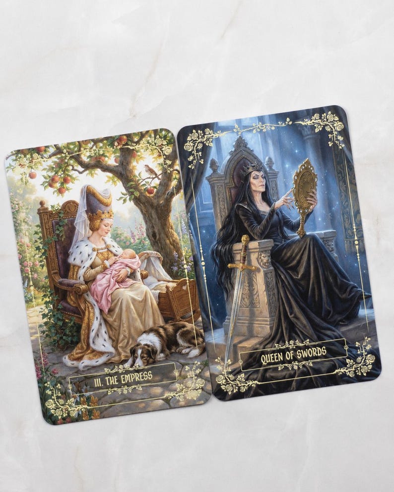 Pu&ograve; includere: Due carte dei tarocchi illustrate. Una carta mostra una donna in abito dorato che tiene in braccio un bambino, con la scritta "III. L'Imperatrice". L'altra carta raffigura una donna in abito nero che tiene uno specchio, con la scritta "Queen of Swords".