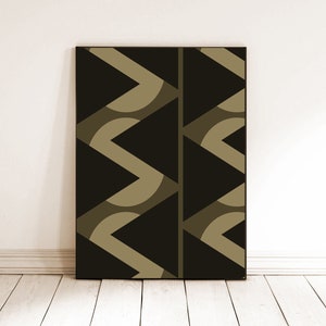 Op de afbeelding: Abstracte geometrische kunstprint met een zwarte achtergrond en een patroon van overlappende beige driehoeken en cirkels.