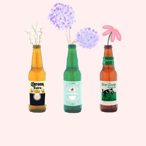 Puede incluir: Ilustraci&oacute;n de tres botellas de cerveza usadas como jarrones. La botella Corona Extra contiene flores blancas, la botella Heineken tiene hortensias moradas y la botella New Glarus una margarita rosa. El fondo es rosa claro.