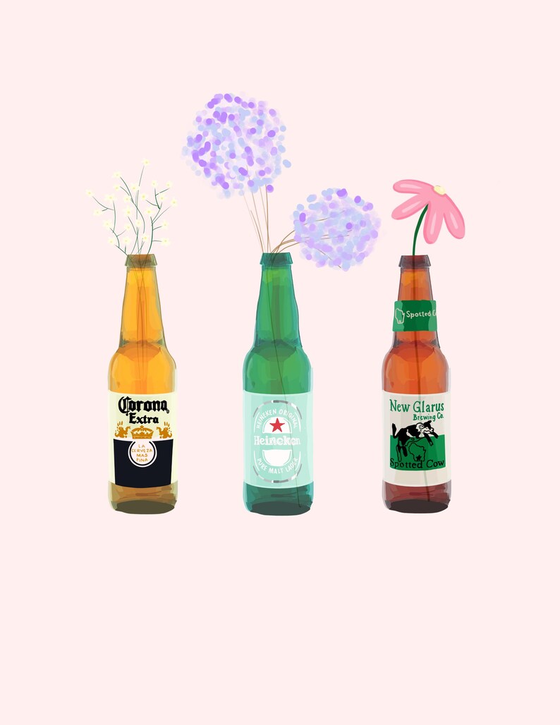 Puede incluir: Ilustraci&oacute;n de tres botellas de cerveza usadas como jarrones. La botella Corona Extra contiene flores blancas, la botella Heineken tiene hortensias moradas y la botella New Glarus una margarita rosa. El fondo es rosa claro.
