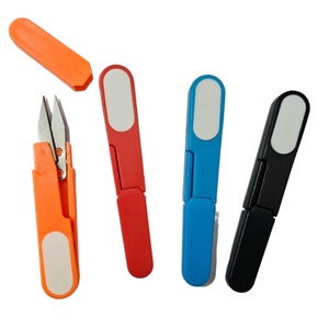 Tijeras de coser portátiles, cortador de hilo, tijeras para bordar, mini cortador de hilo de tijera en forma de U con cubierta de seguridad, multicolor