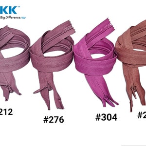 Può includere: Quattro cerniere lampo del marchio YKK in tonalità viola e marrone sono esposte su sfondo bianco. Ogni cerniera è ad anello ed etichettata con un numero. Il logo e lo slogan YKK sono in alto a sinistra.