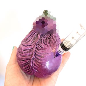Aubergine / Aubergine Ornament: Schräge Skulptur, Eigenartiges Geschenk, Unhöfliches Ornament, lustige Statue, vegetabiles Ornament