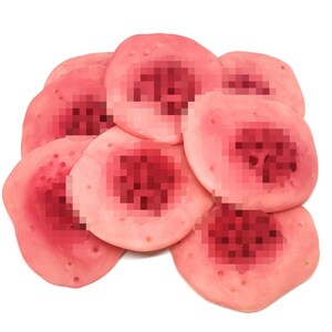 Könnte beinhalten: Ein Stapel rosa, runder, getrockneter Fruchtscheiben. Die Fruchtscheiben sind in einem Cluster angeordnet, wobei sich einige überlappen.