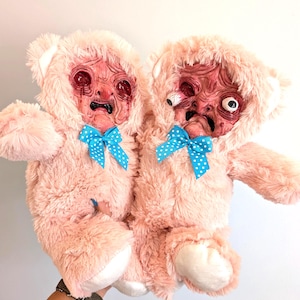 Gruseliger rosa Bär Kunstskulptur: Horror verrückter alter Mann Plüsch