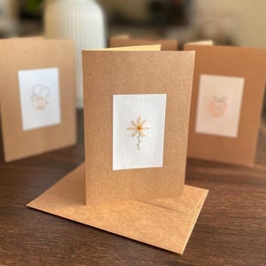 Carte marguerite brodée à la main au format A2