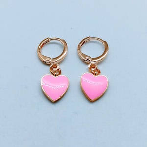 Pendientes Huggie de corazón rosa, bonitos pendientes de corazón rosa Reino Unido, pendientes de aro de corazón colgantes rosa, delicados aros Huggie chapados en oro