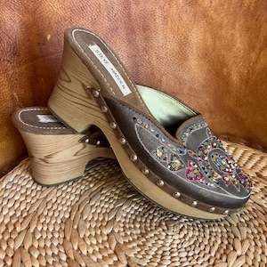 Steve Madden brown satin beaded and embroidered platform clogs.  Vintage clogs, mules.  Satin embroidered clogs, Size 6.5, boho/hippie clogs