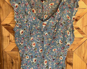 Sleeveless gray/blue floral top, ruffled neck and sleeve, Size M by Angie