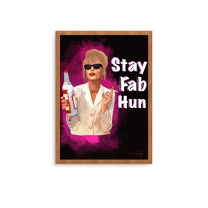 Può includere: Una stampa incorniciata di una donna con i capelli biondi che indossa occhiali da sole e un blazer bianco. Tiene in mano una bottiglia di alcol e una sigaretta. Lo sfondo è un design ad acquerello rosa e nero. Il testo "Stay Fab Hun" è scritto in lettere rosa.
