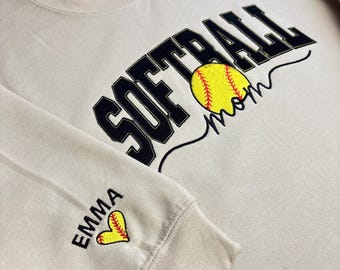 Sweat-shirt à col rond brodé pour maman de softball - mélange de coton douillet GILDAN