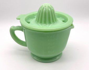 Jadeite Green Vintage Style Juicer with Measuring Mixing 2 Cup Juice Reamer Depression Style Glass