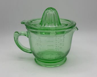 Green Vintage Style Juicer with Measuring Mixing 2 Cup Juice Reamer Depression Style Glass