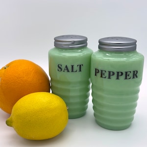 Ribbed Jadeite Green Glass Salt & Pepper Shakers Depression Vintage Style Shaker Set Retro Beehive