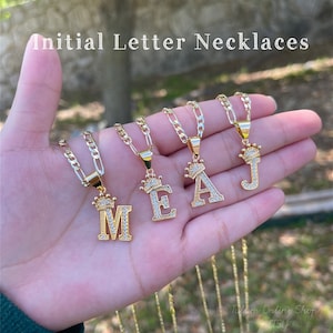 Colares de letras. Colares com iniciais de letras banhados a ouro. Cadenas de Iniciales. Ouro Laminado
