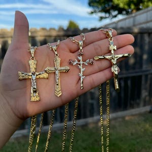 Cross Necklace. Jesus Cross Gold Plated Necklace 14K. Cadena de cruz. Oro laminado