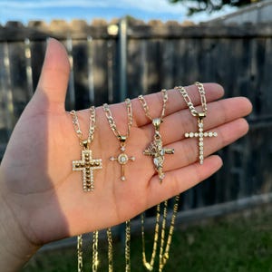 Kruisketting. Jezuskruis vergulde ketting 14K. Cadena de Cruz. Oro-laminaat. Diamanten kruisketting