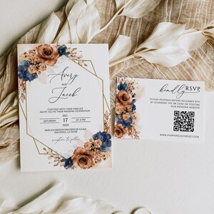 Peut inclure: Invitation de mariage avec un cadre géométrique doré et un motif floral dans les tons bleus et bruns. L'invitation présente les noms Avery et Jacob, la date du 17 décembre 202X et l'heure 16h00. L'invitation comprend également le lieu Basilica Mission San Diego de Alcala, San Diego, CA 92108. La carte RSVP comprend un code QR et le site Web www.averyandjacob1227.com.
