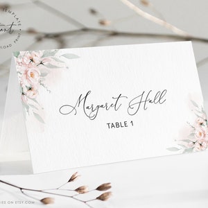 AMELIE - Plantilla de tarjeta de lugar con flores ruborizadas, tarjeta de lugar de boda de rubor y salvia, tipo de tienda y tarjeta de nombre plano, tarjeta de lugar floral imprimible