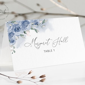 DANIELLE - Plantilla de tarjeta de lugar azul polvoriento, tarjeta de lugar de boda azul polvoriento floral, tarjeta de nombre plano tipo carpa, tarjeta editable de lugar floral polvoriento