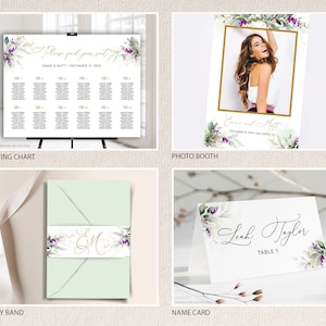 Op de afbeelding: Een set huwelijksstationery met een groen en paars bloemenontwerp met gouden accenten. De set bevat een zitplaatskaart, een fotobooth-bord, een buikband en een naambordje. De zitplaatskaart heeft een lijst met tafels en gasten. Het fotobooth-bord heeft een frame met een bloemenontwerp en de tekst "Emme en Matt". De buikband heeft een bloemenontwerp met de initialen "E&M". Het naambordje heeft een bloemenontwerp en de tekst "Leah Taylor, Tafel 1".