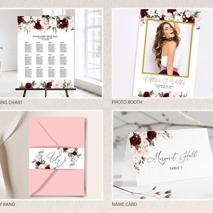K&ouml;nnte beinhalten: Hochzeitspapeterie-Set mit einem burgunderfarbenen und rosafarbenen Blumendesign. Das Set beinhaltet einen Sitzplan, einen Fotobooth-Rahmen, ein Bauchband und eine Namenskarte. Der Text auf dem Fotobooth-Rahmen lautet "Uttan & Wiltr" und die Namenskarte lautet "Margaret Hall, Tisch 1".