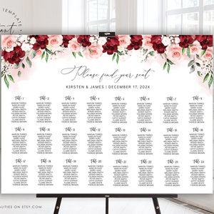 Pode incluir: Um mapa de lugares para casamento com um design floral com flores bordô e rosa claro. O gráfico é intitulado "Por favor, encontre seu lugar" e inclui os nomes dos convidados do casamento e suas mesas atribuídas. O texto no topo do gráfico diz "Kirsten & James | 17 de dezembro de 202X".