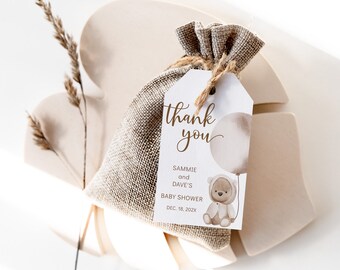 Peut inclure: Etiquette de remerciement avec un ours en peluche brun tenant un ballon. L'étiquette indique "Merci" en cursive et "Baby Shower de Sammie et Dave Dec. 18, 202X".