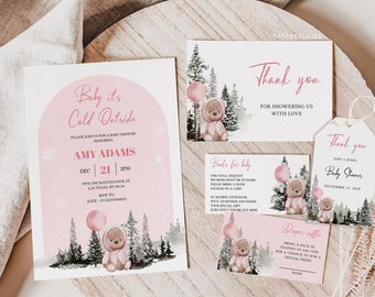 Op de afbeelding: Roze en witte baby shower uitnodiging met een winterbos thema. De uitnodiging heeft een roze en witte boog met sneeuwvlokken, een teddybeer met een roze muts en een roze ballon, en de tekst "Baby it's Cold Outside".