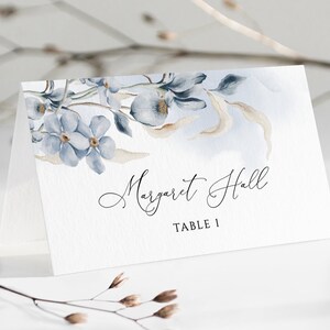 LANA - Dusty Blue Place Card Sjabloon, Bewerkbare Bruiloft Plaats Kaart, Dusty Floral Bruiloft Plaats Kaart Tent Type Flat Bruids Douche Naamkaart
