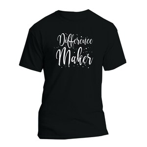 Op de afbeelding: Zwart T-shirt met witte tekst die "Difference Maker" zegt.