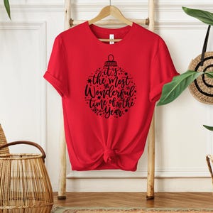 Camiseta con estampado de adorno navideño: atuendo invernal para las fiestas