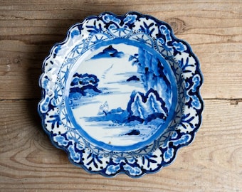 Antiker japanischer Imari-Teller mit Fuß | Blau-weißes Arita-Porzellan aus dem 19. Jahrhundert | Landschaftsmotiv | Blütenförmige Süßspeisenschale | Ko-Imari
