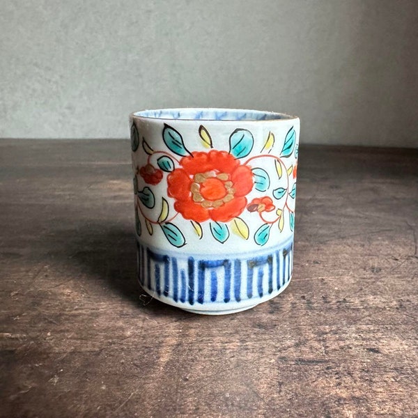 Ancien Imari du Japon, image colorée, choko à motif floral, tasse à saké, fin de la période Edo