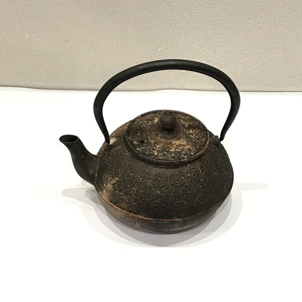 Japanese vintage tetsubin｜Tetsubin with flower patterns｜ iron kettle