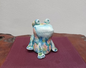 Altura 6,7 cm / "Rana de ojos grandes" | Animal de cerámica | Objeto de colores preciosos