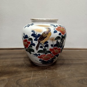 Vintage Kutani Ryuzan Vase – Hand-Painted Camellia & Bird Motif – Japanese Porcelain – Red and Gold Flowers – 1970s Japan