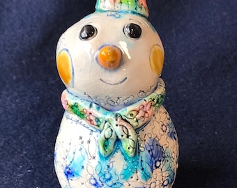 Muñeco de nieve chibi | Objeto de cerámica hecho a mano | Decoración invernal caprichosa